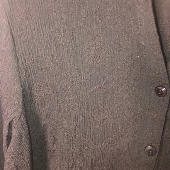 Sag Harbor Black Top w/ Floral Stitching Design - Picture 3 of 4